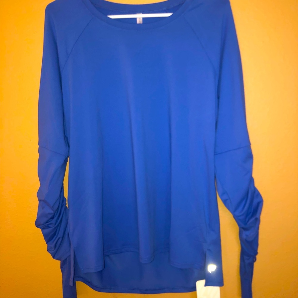 Gorgeous blue silky athletic top w/ruched sleeves